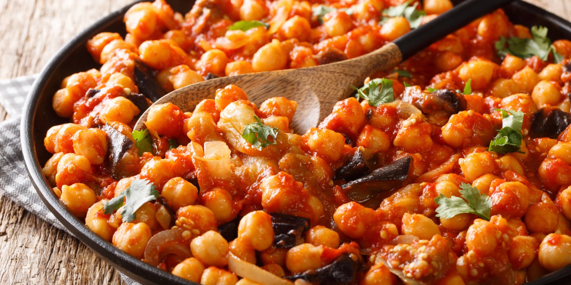 Салат із запеченими баклажанами й нутом