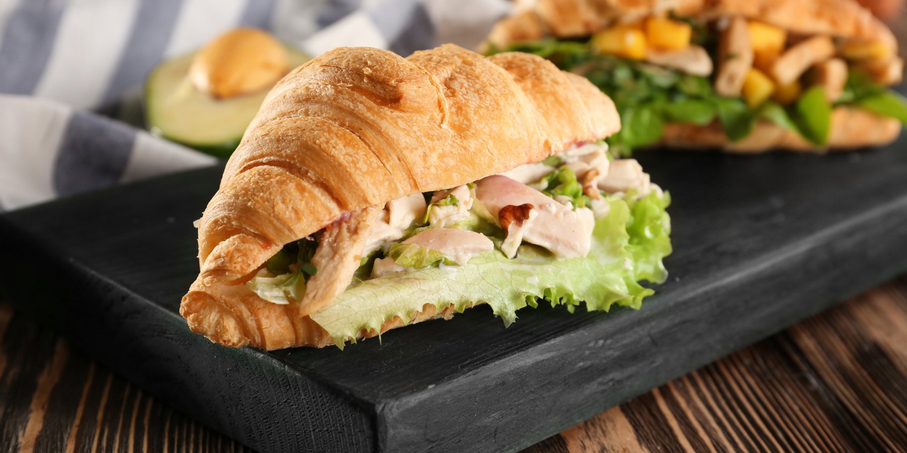 Круасан з авокадо і куркою