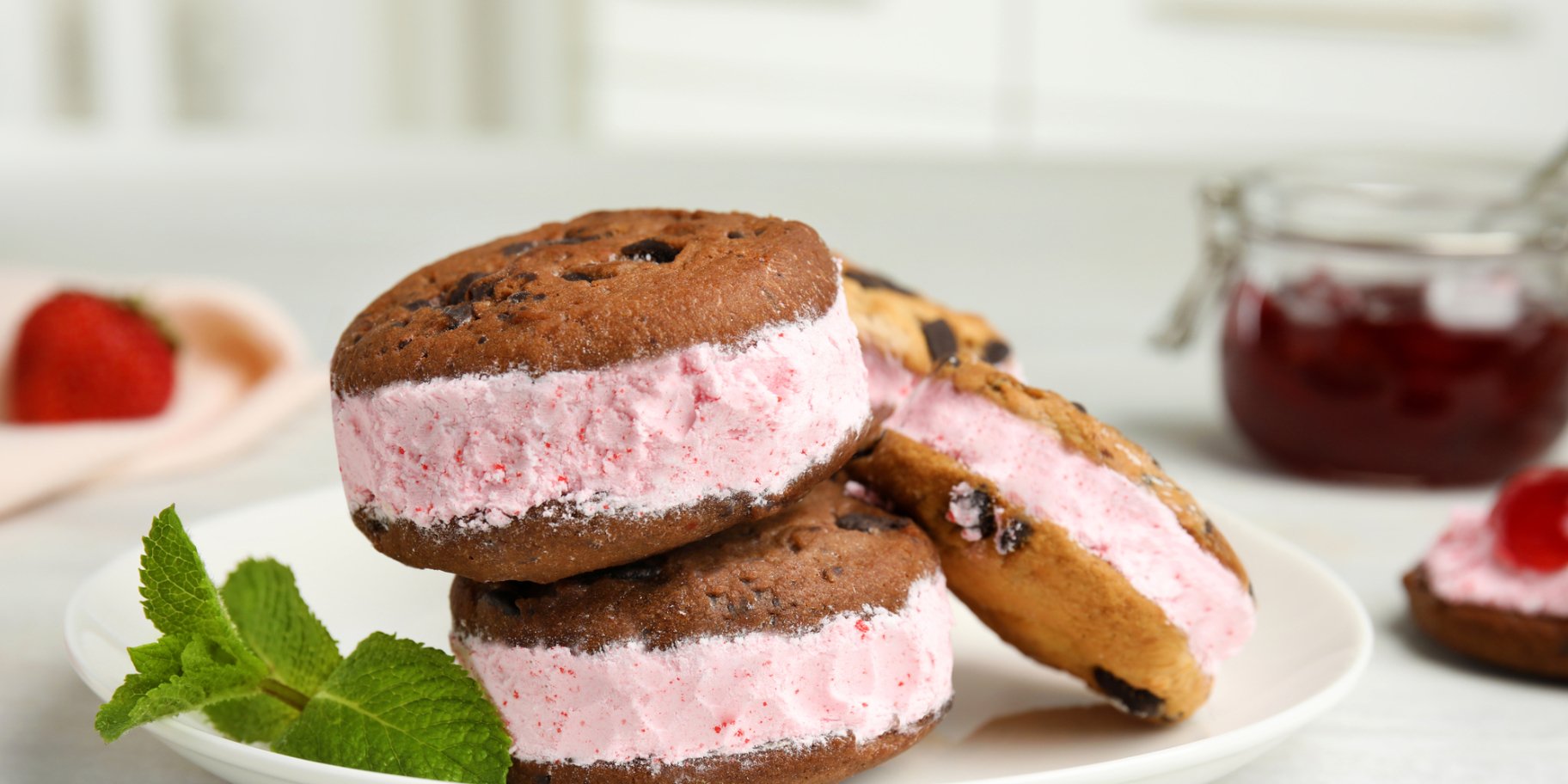 Сендвіч-морозиво з полуницею