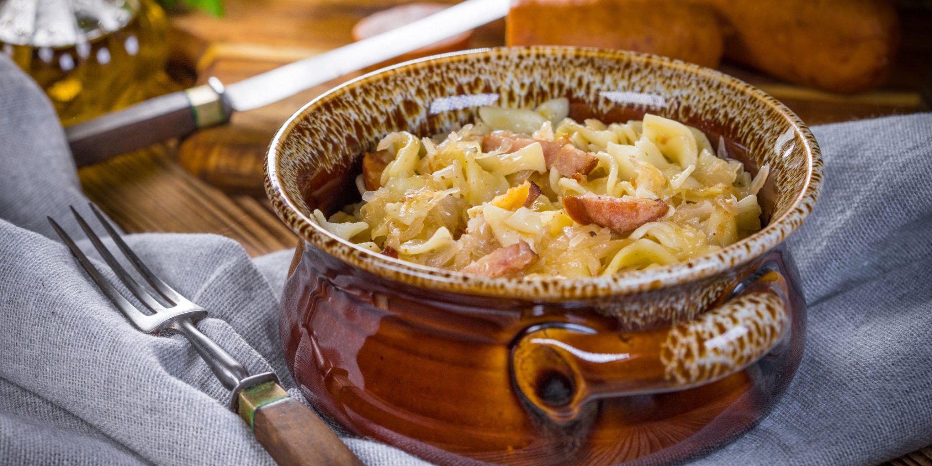 Тушкована капуста з беконом