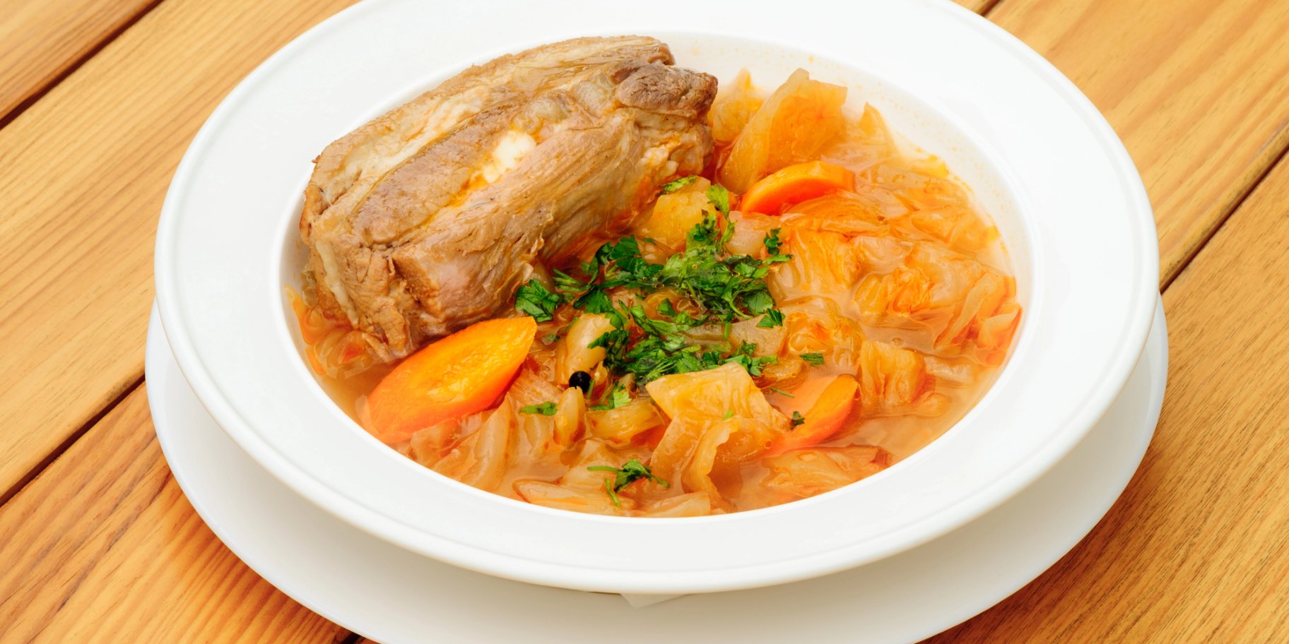 Тушкована капуста з айвою на реберцях