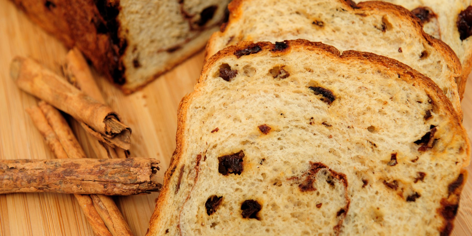 Хліб з корицею та родзинками