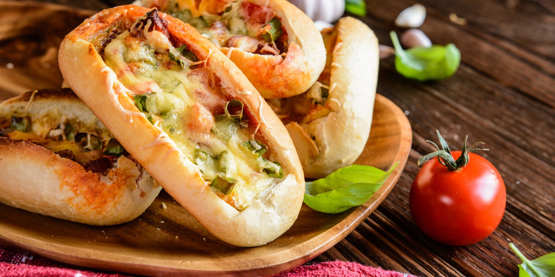 Фарширований батон з ковбасою