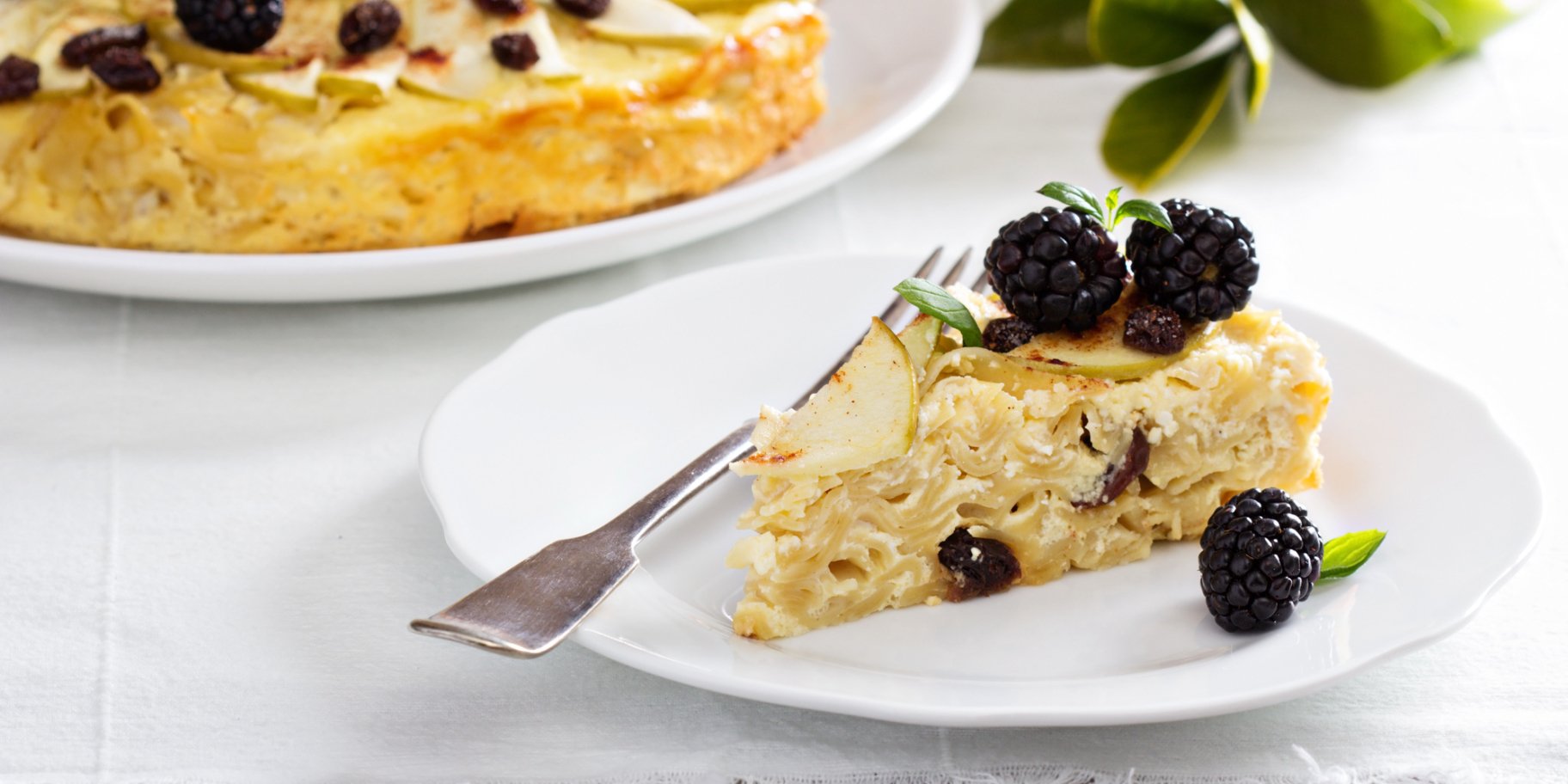 Кугель из лапши с яблоками