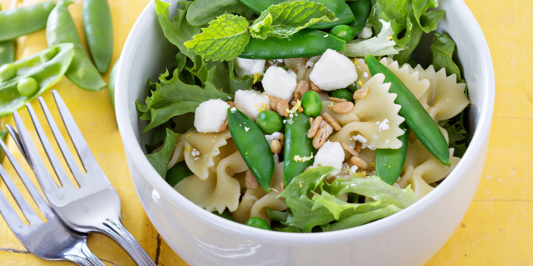 салат з фарфалле, фетою та горошком