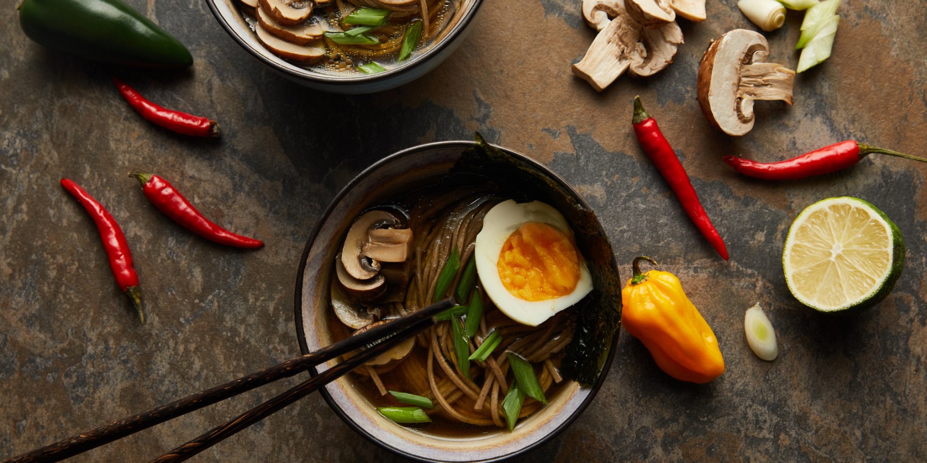 Китайское блюдо и палочки