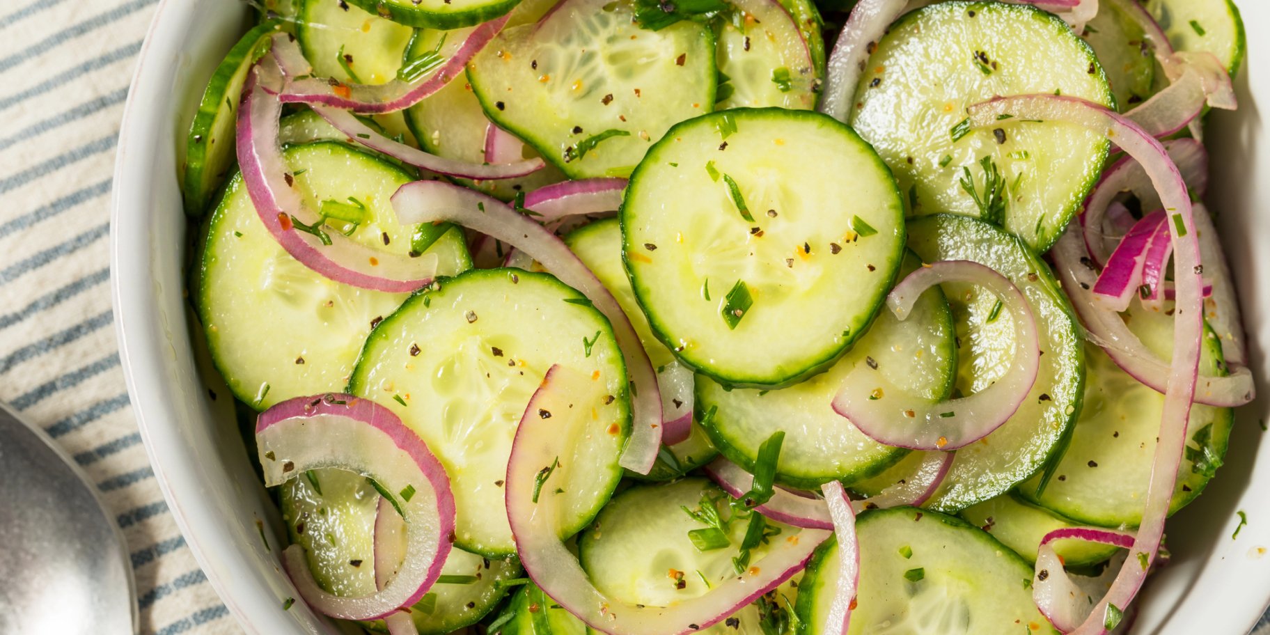 салат з огірка і цибулі -