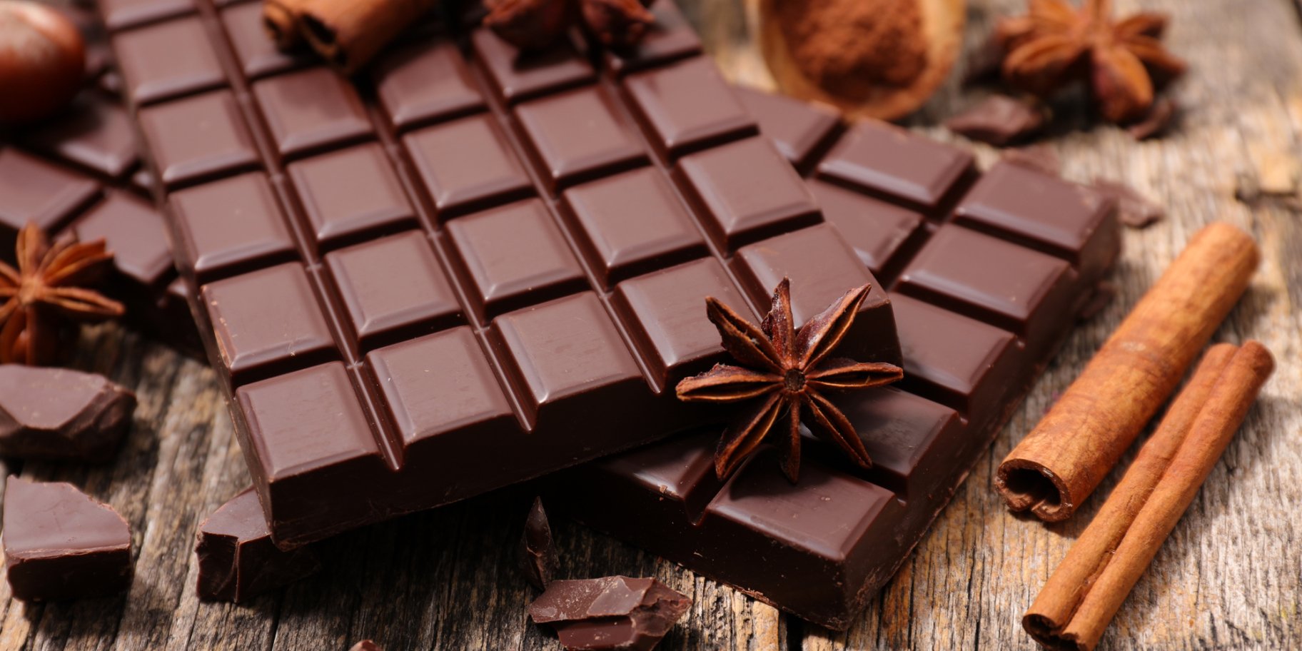 Плитки шоколаду з корицею і бодяном