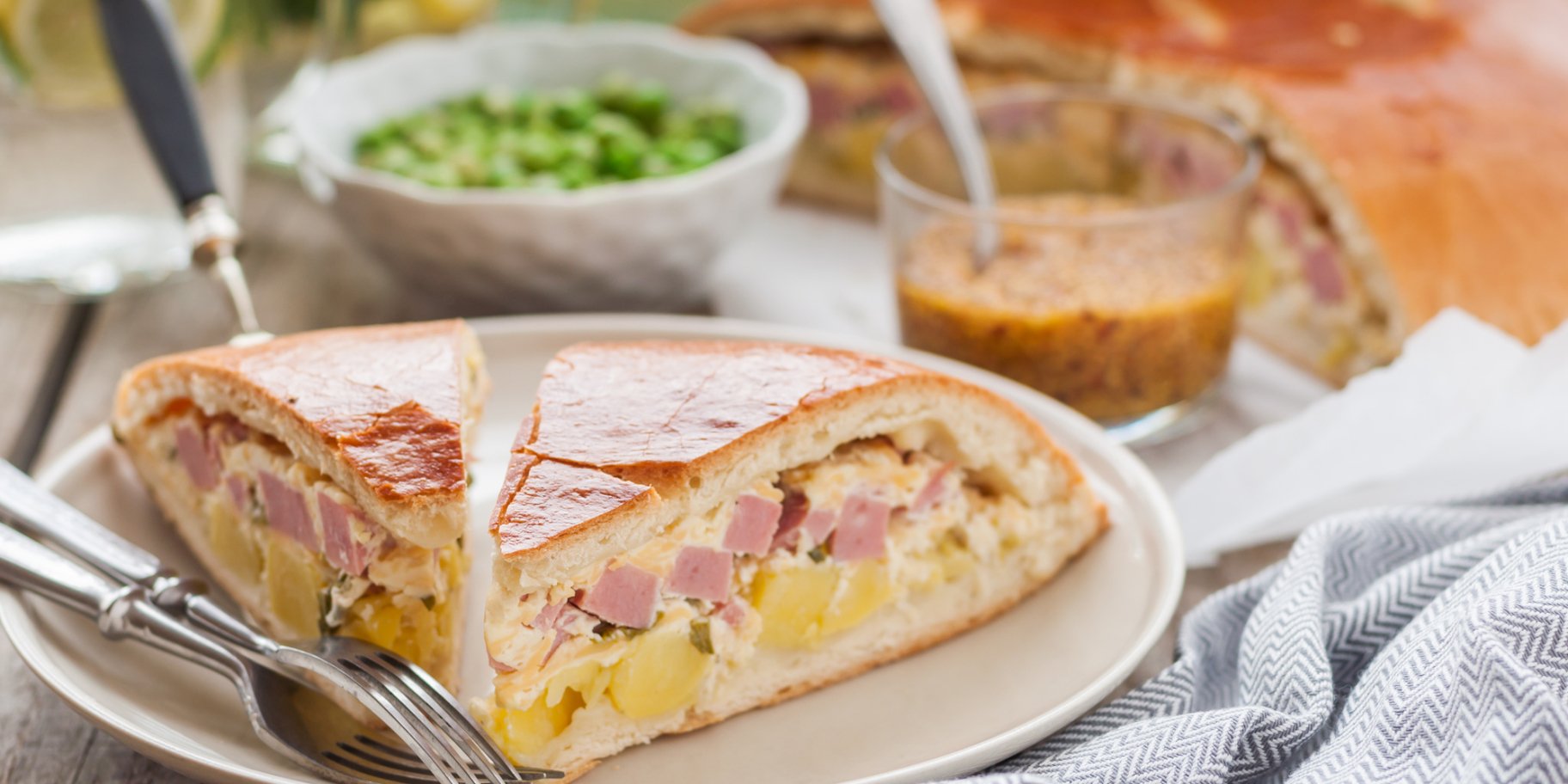 Пиріг з шинкою і картоплею