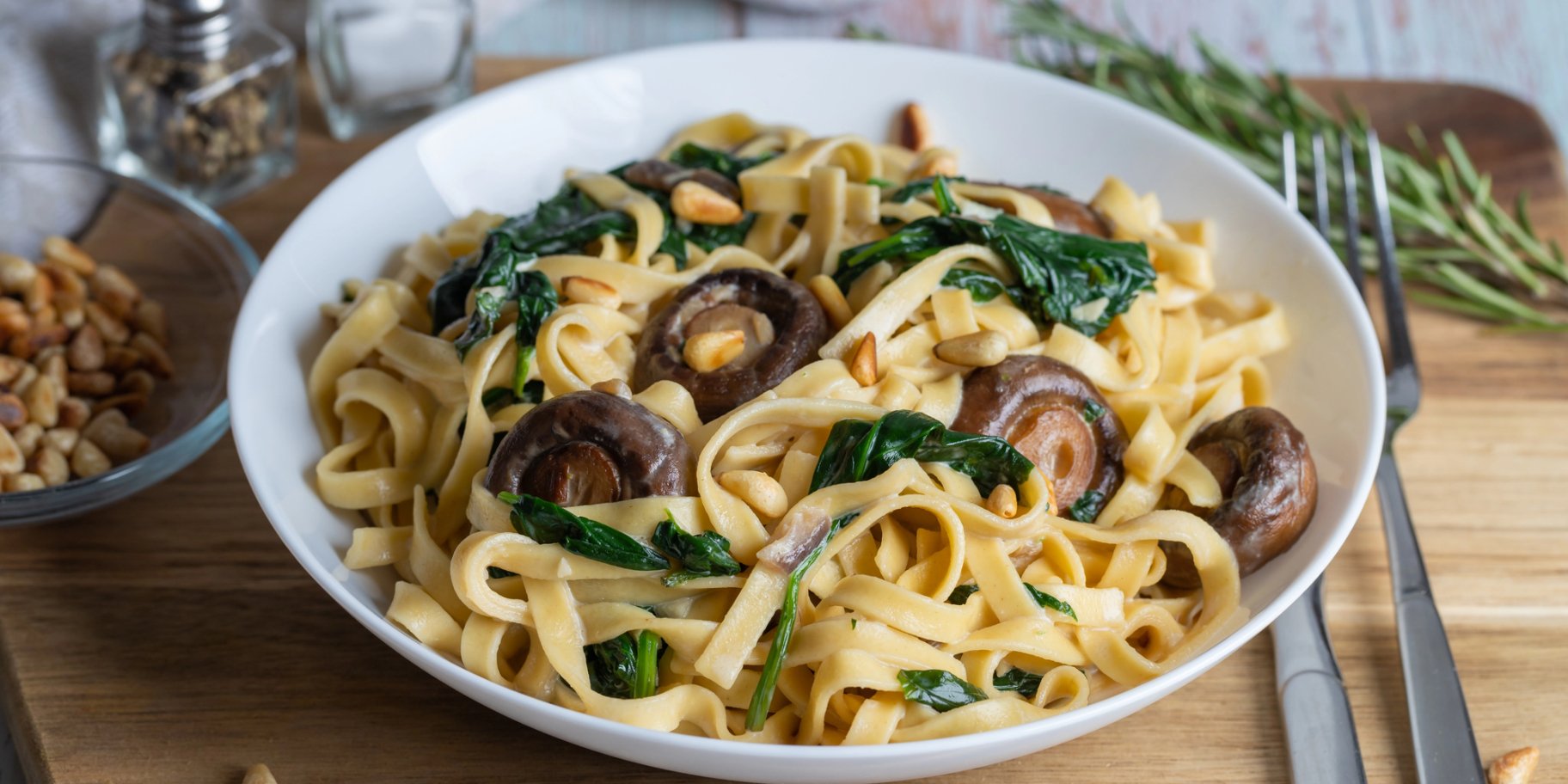 Спагеті з грибами та капустою кейл
