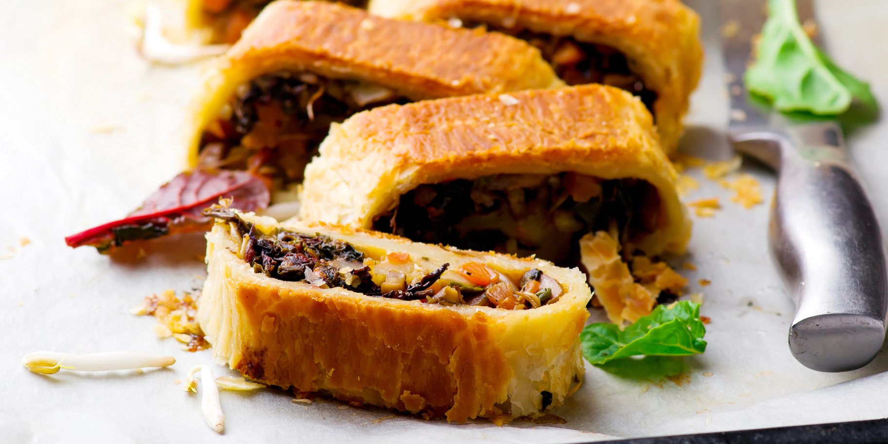 Рулет зі свининою та яблуками