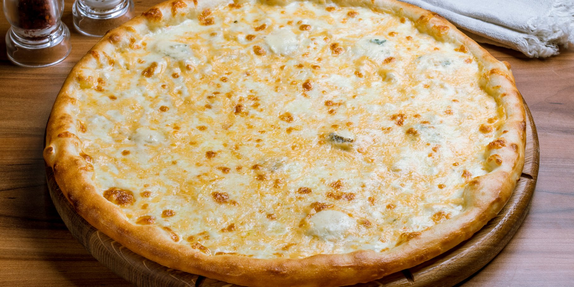 Пицца с моцареллой и рикоттой