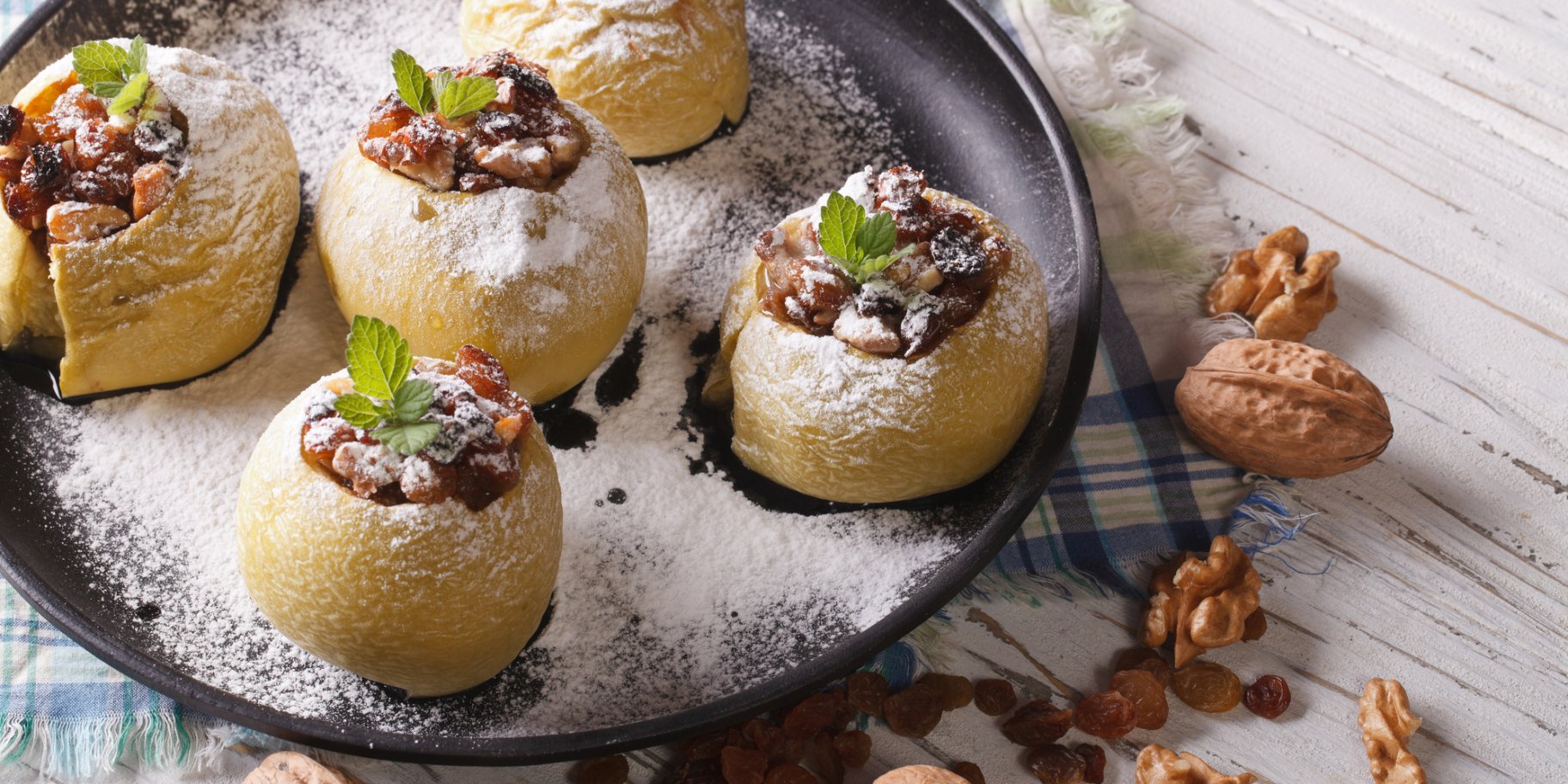 Яблука, запечені з сухофруктами