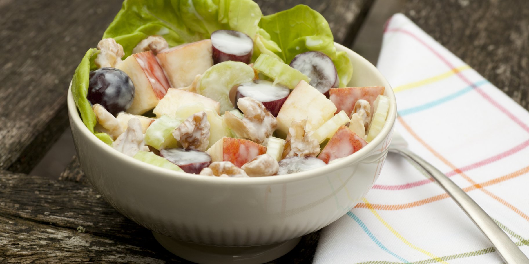 Вальдорфський салат з яблуками, виноградом і селерою