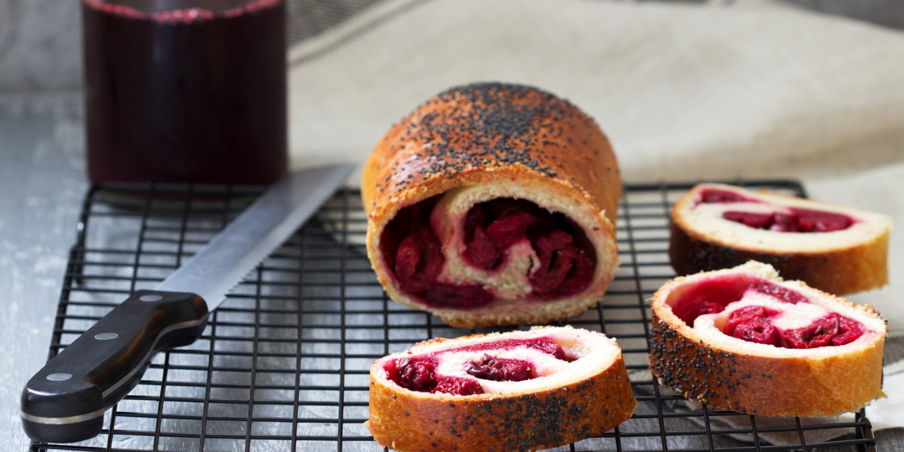 Рулет з маком і вишнями на рещітці