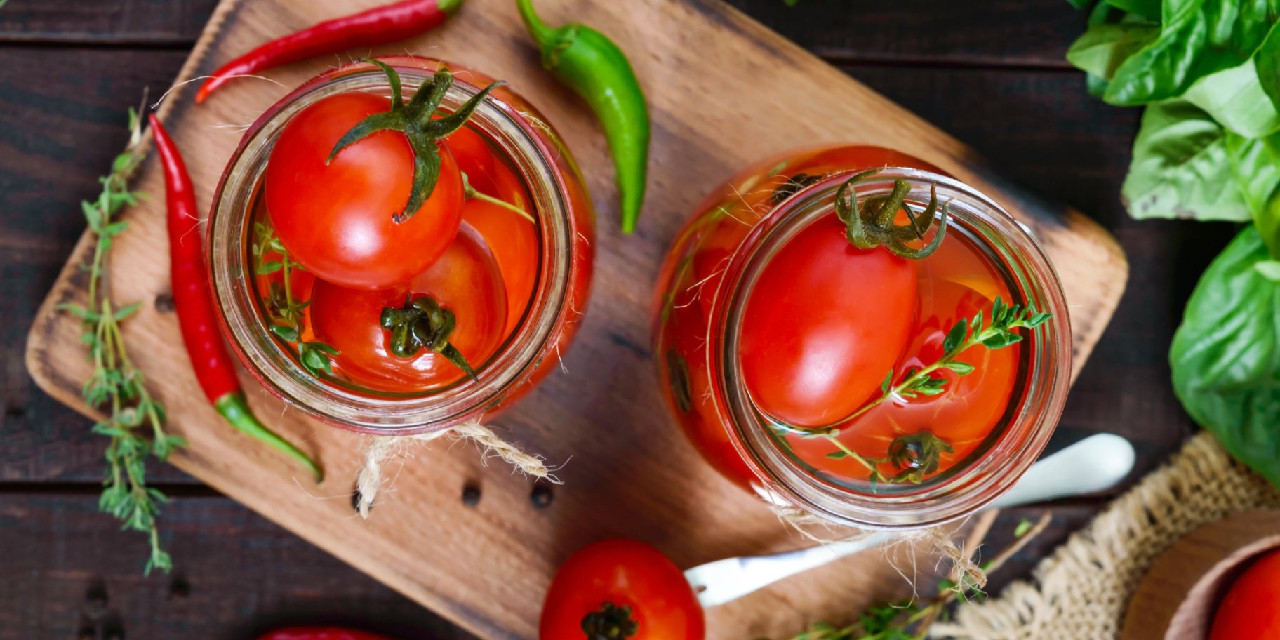 Консервовані помідори з базиліком