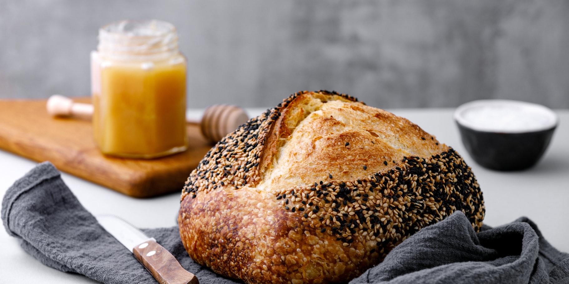 Простой рецепт домашнего хлеба в духовке с кунжутом