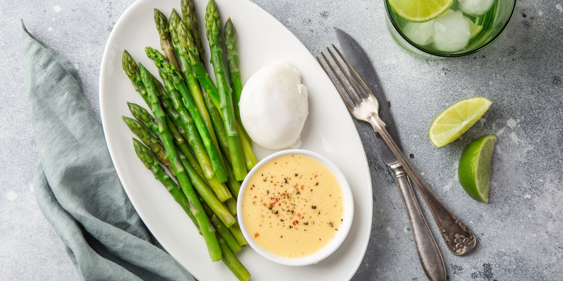 Спаржа з яйцем пашот і голландським соусом