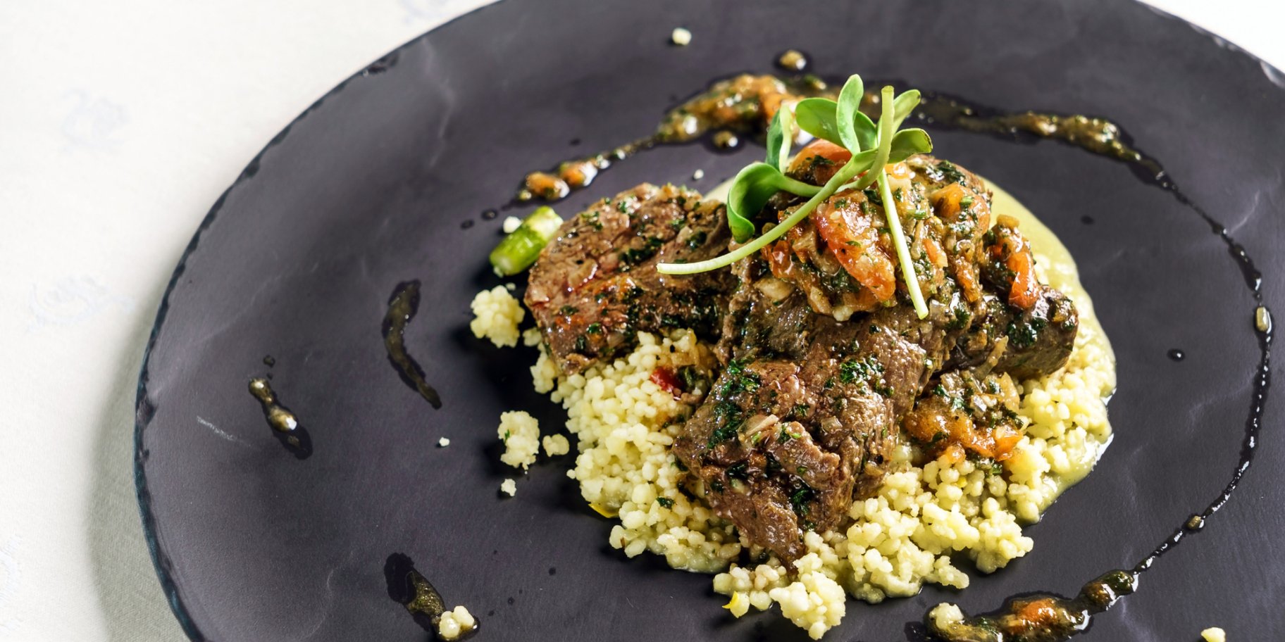 Кускус с ягнятиной и соусом