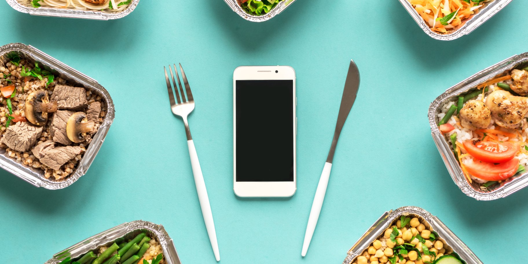 Три коробки с лапшой стоят на белом фоне