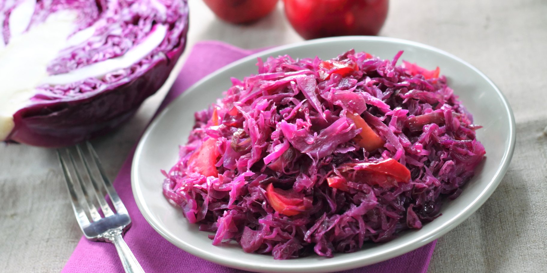 Тушкована червоноголова капуста з яблуками і родзинками