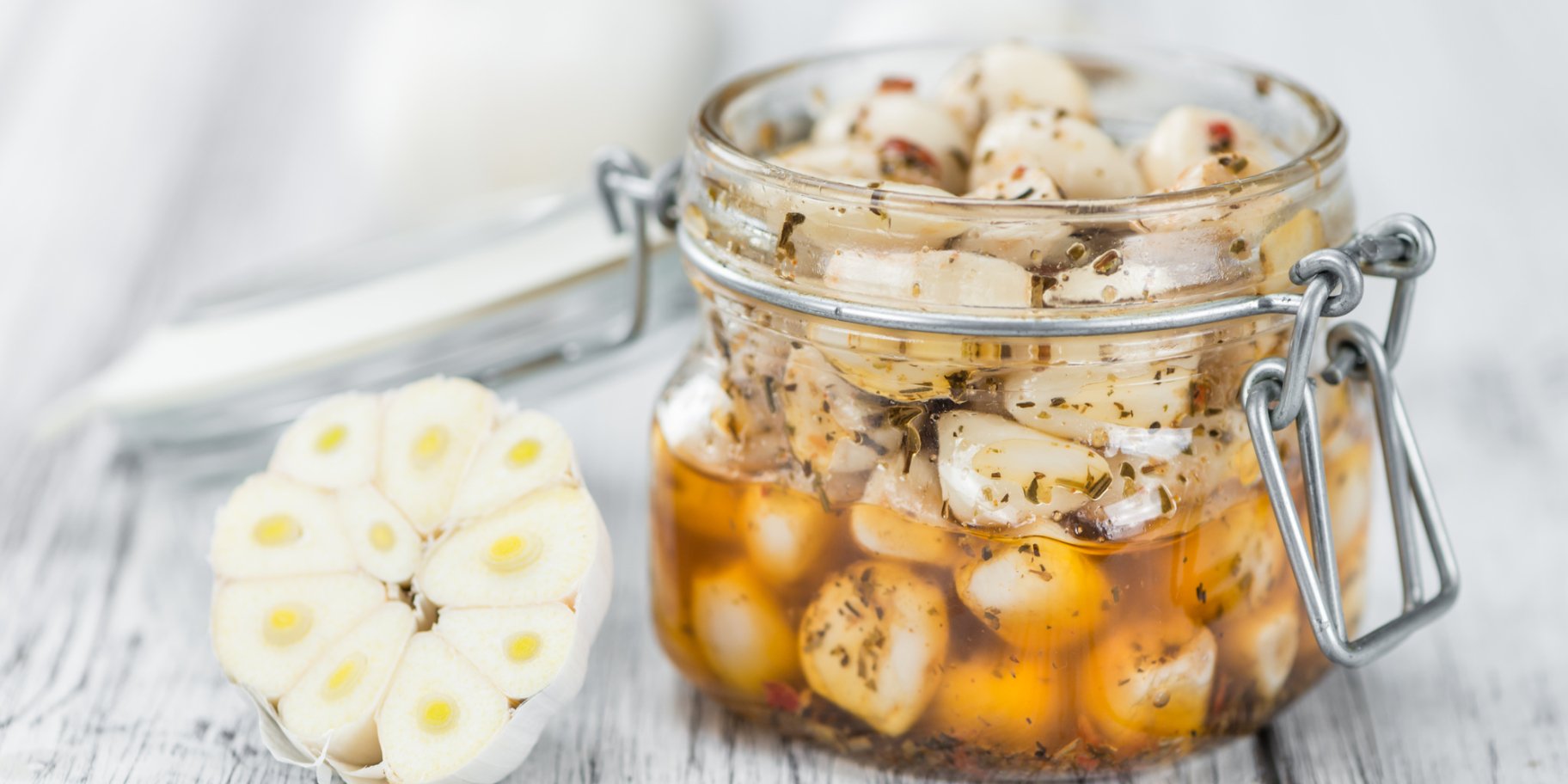 Часник у банці