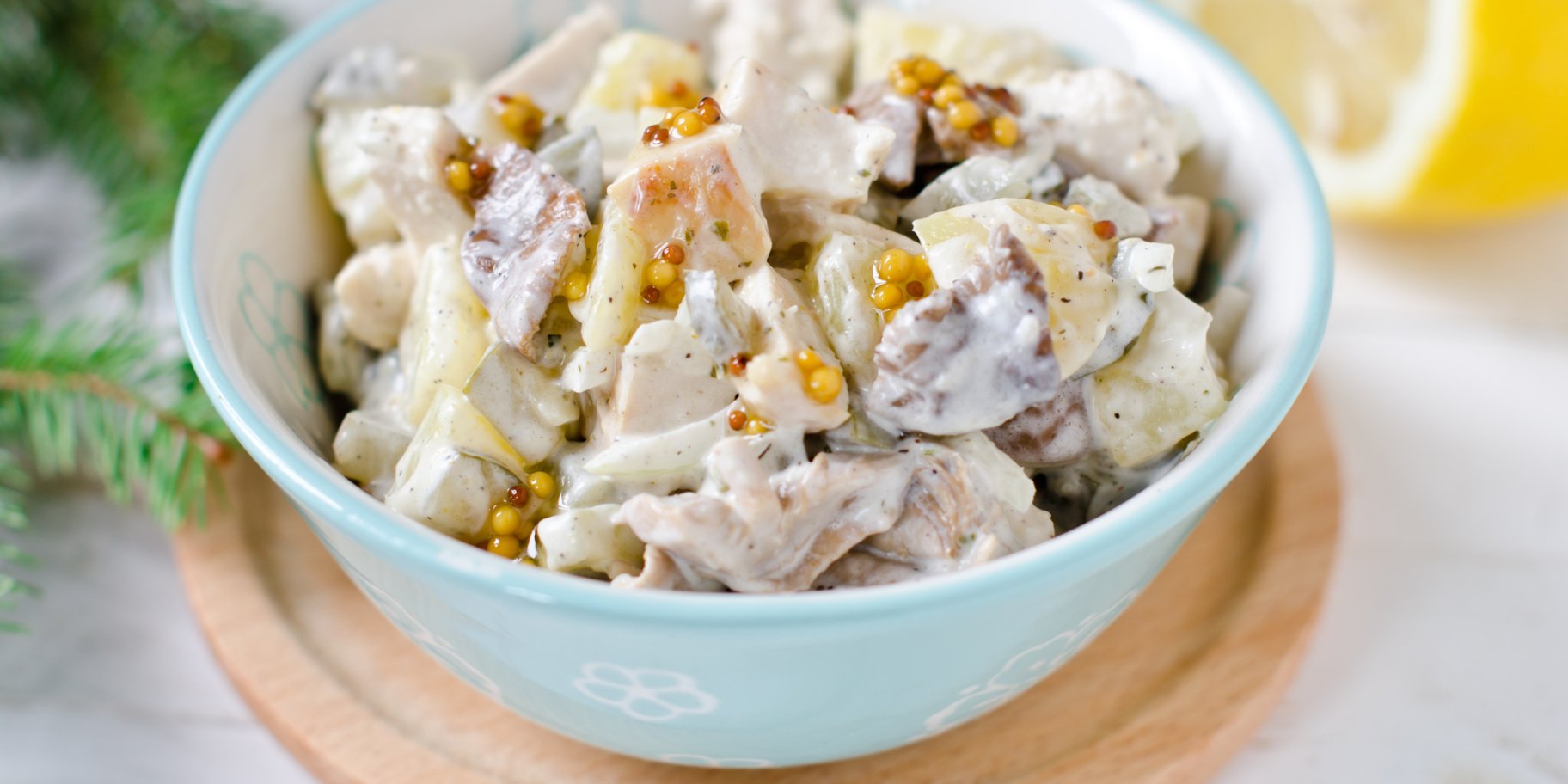 Салат с курицей, маринованными грибами