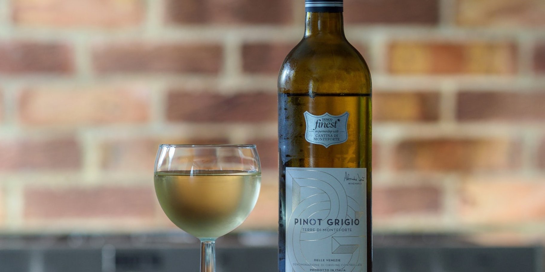 Пляшка вина і келих