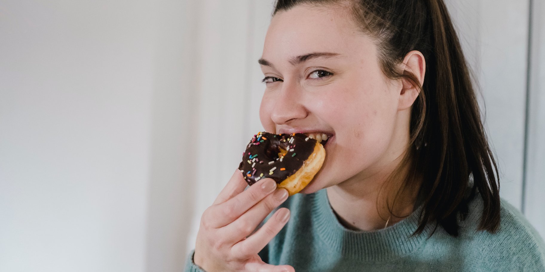 Дівчина їсть солодке
