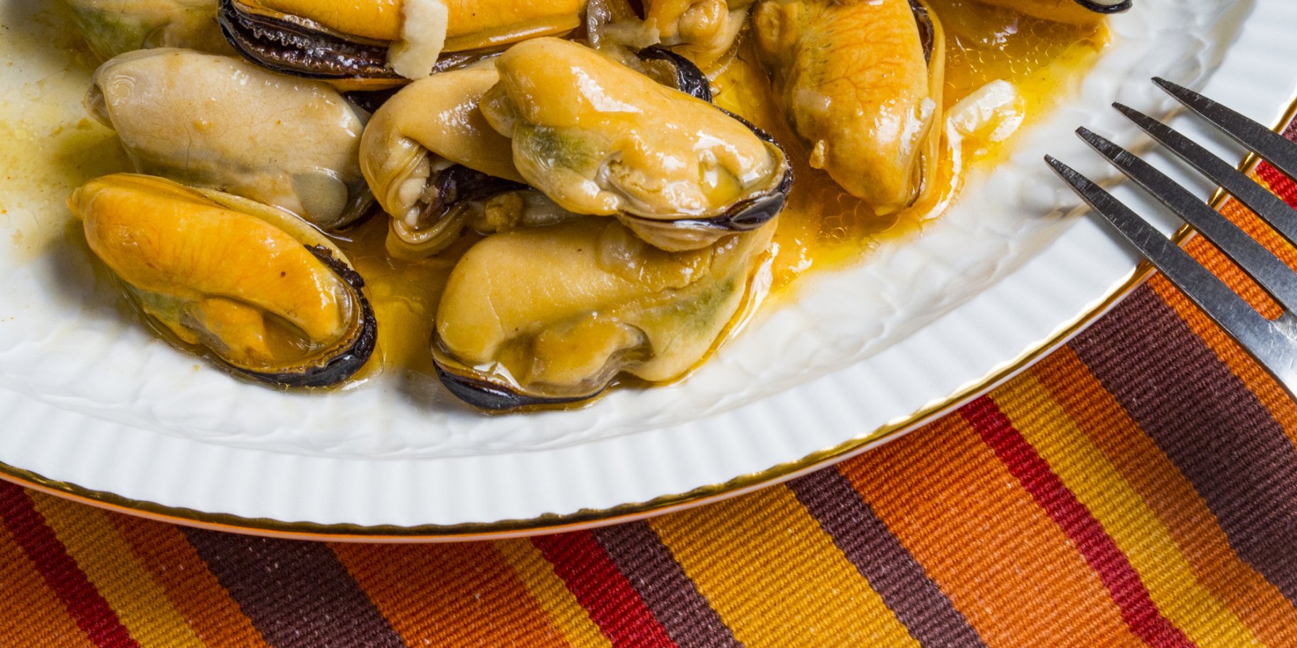 Мідії з цибулею