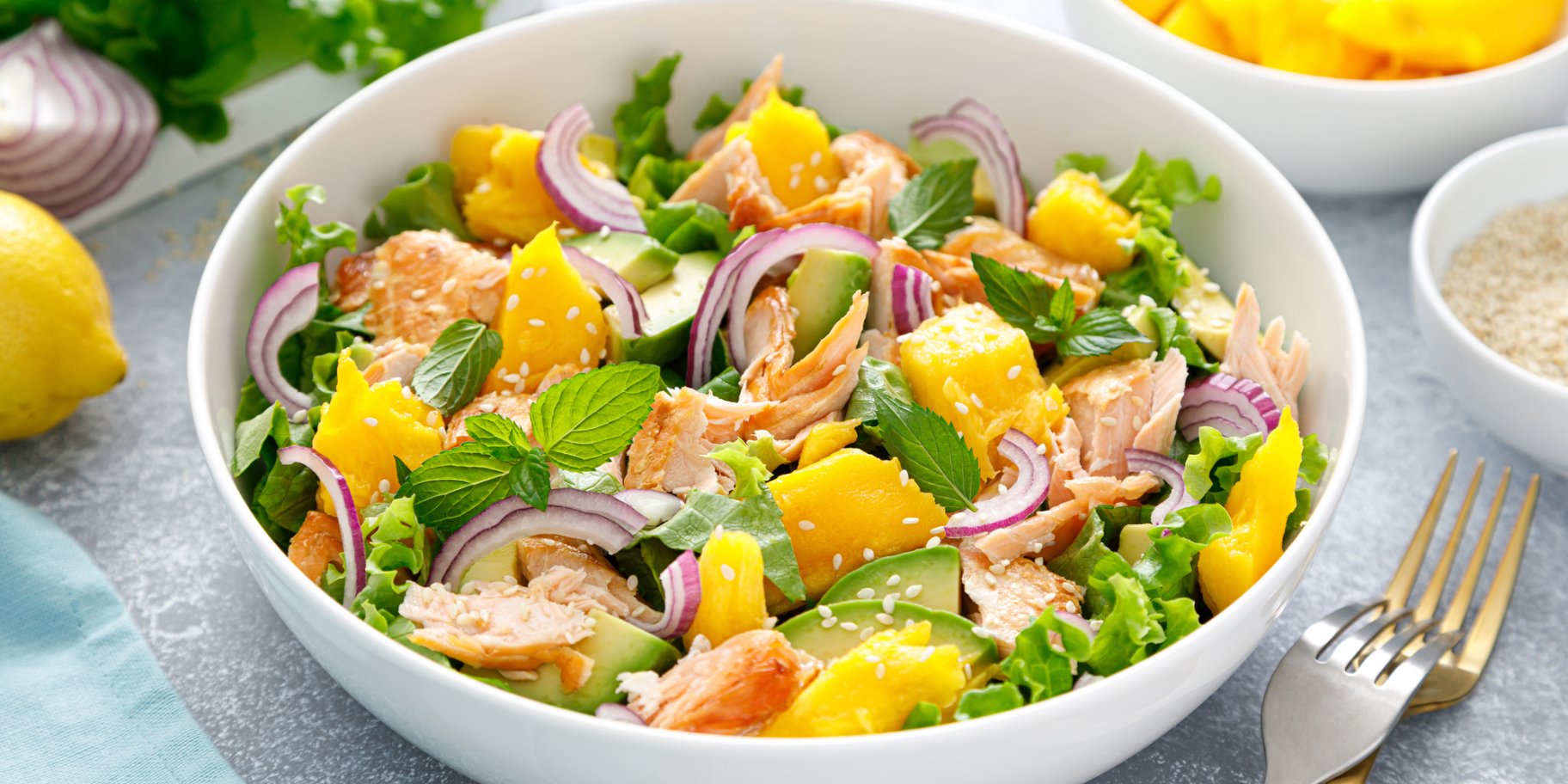 Морський салат з манго і рибою