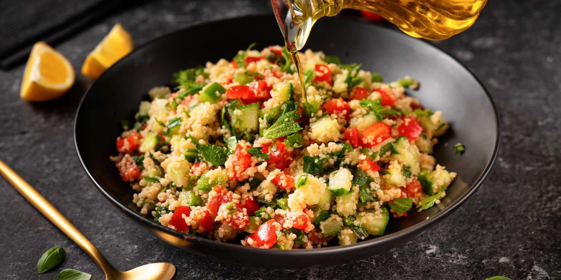 Салат із кускусом, овочами і оливковою олією