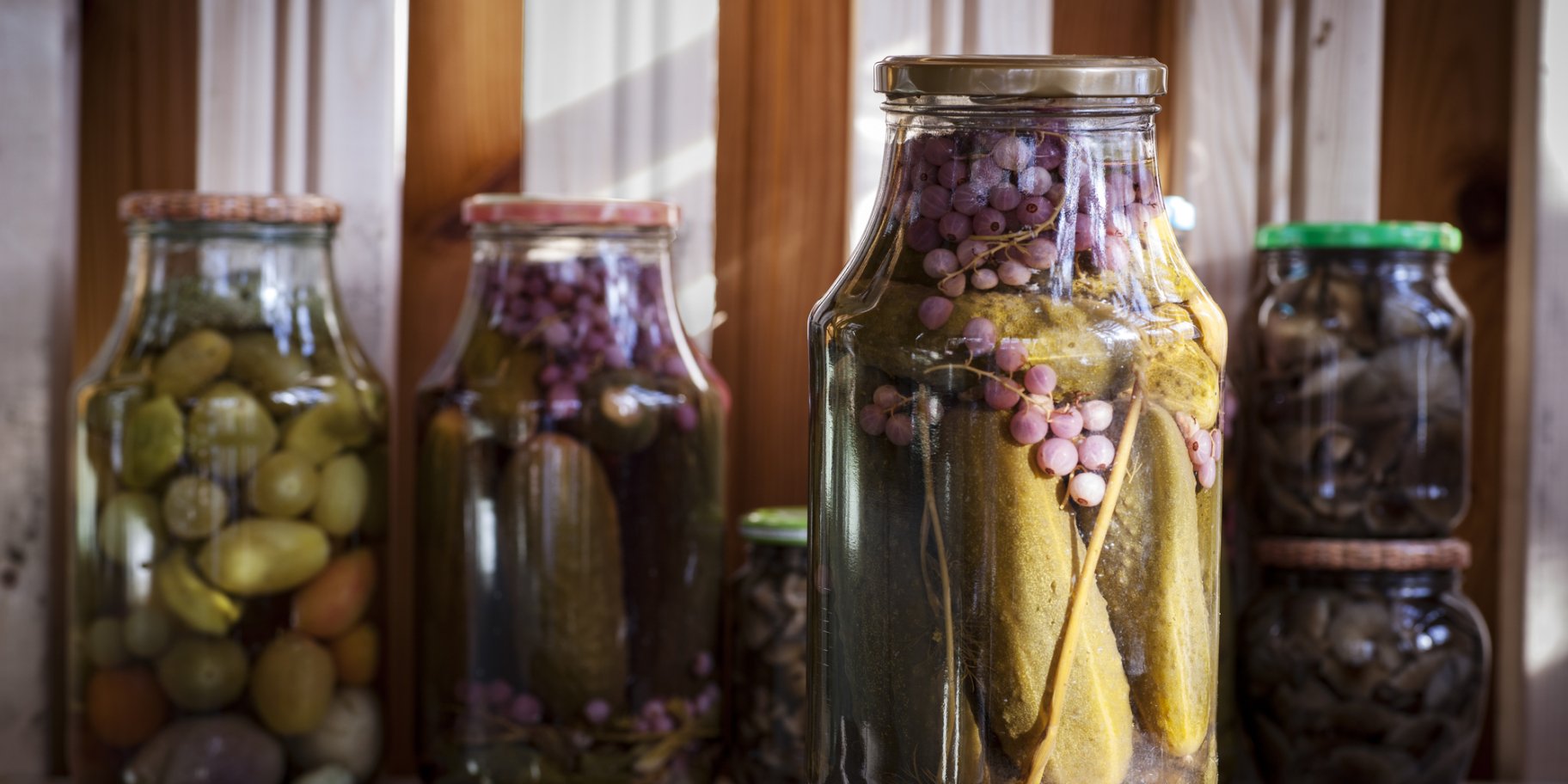 Солоні огірки з порічкою