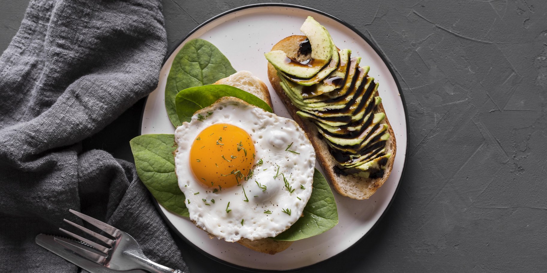 Яєчня з авокадо-тостом
