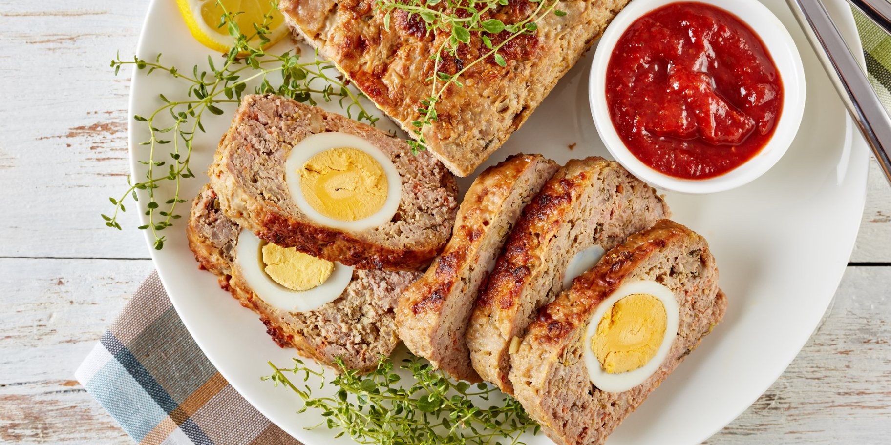 М’ясний рулет з яйцем і овочами