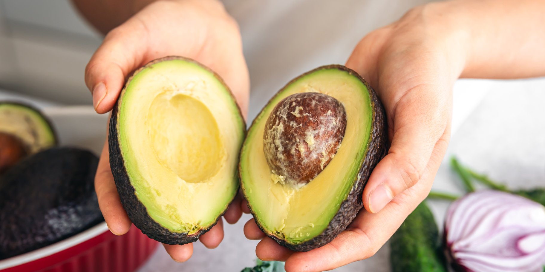 Половинки авокадо