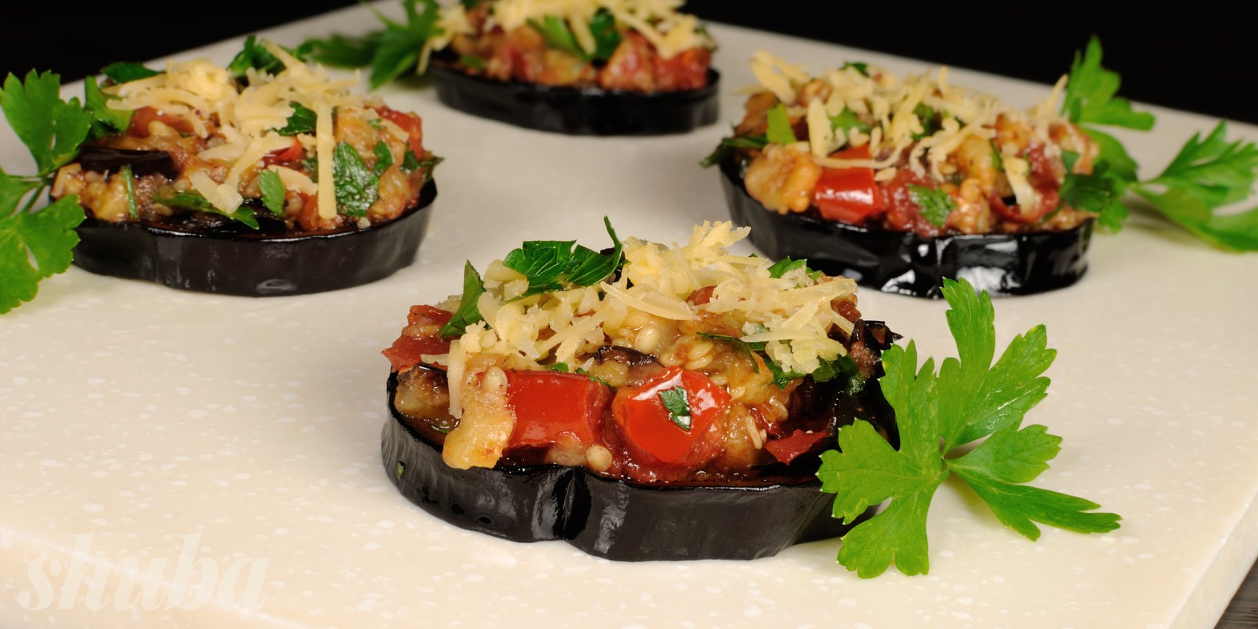 Закуска из баклажанов, помидоров и фасоли.