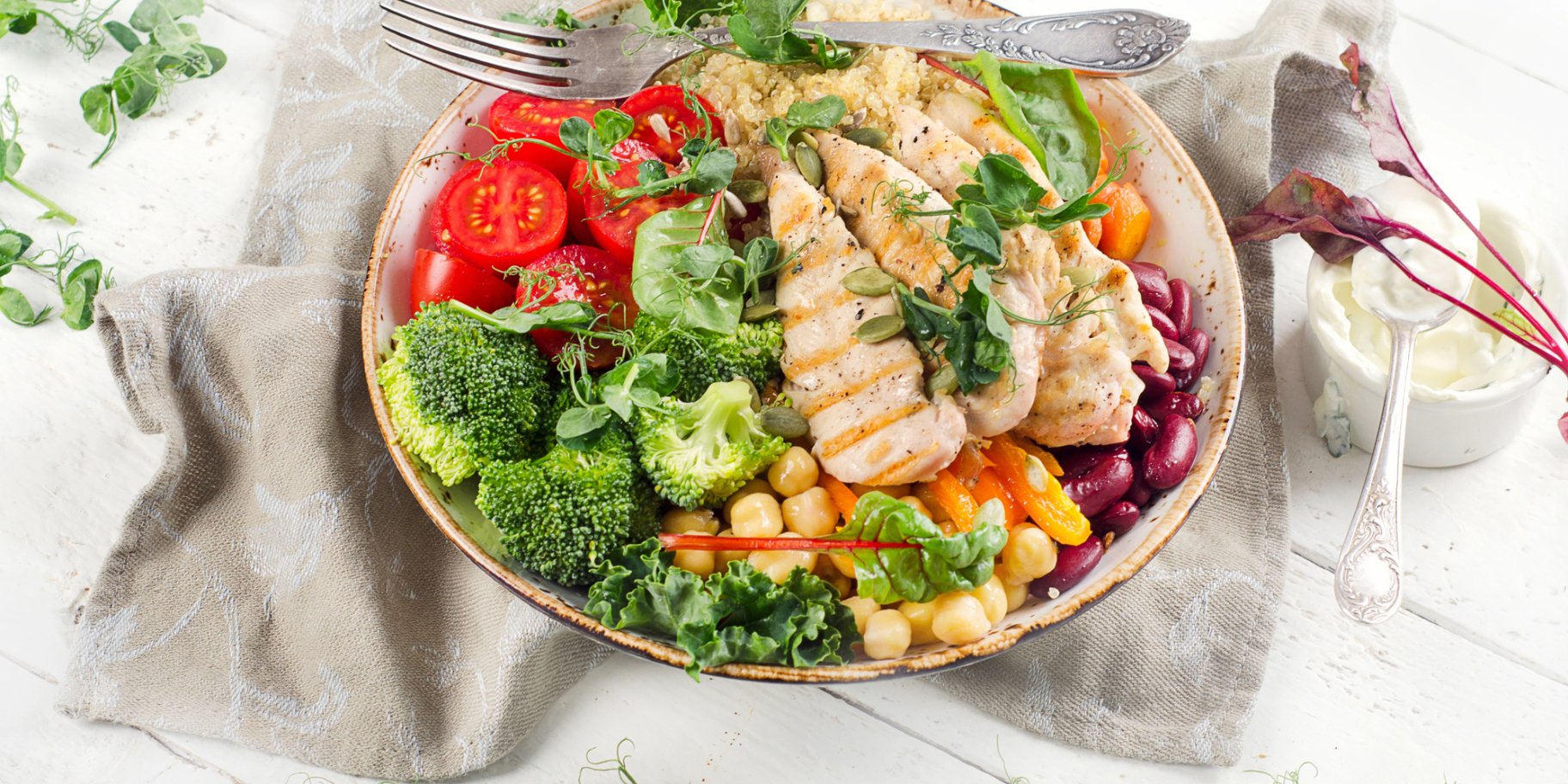 Тушкована куряча грудка з нутом