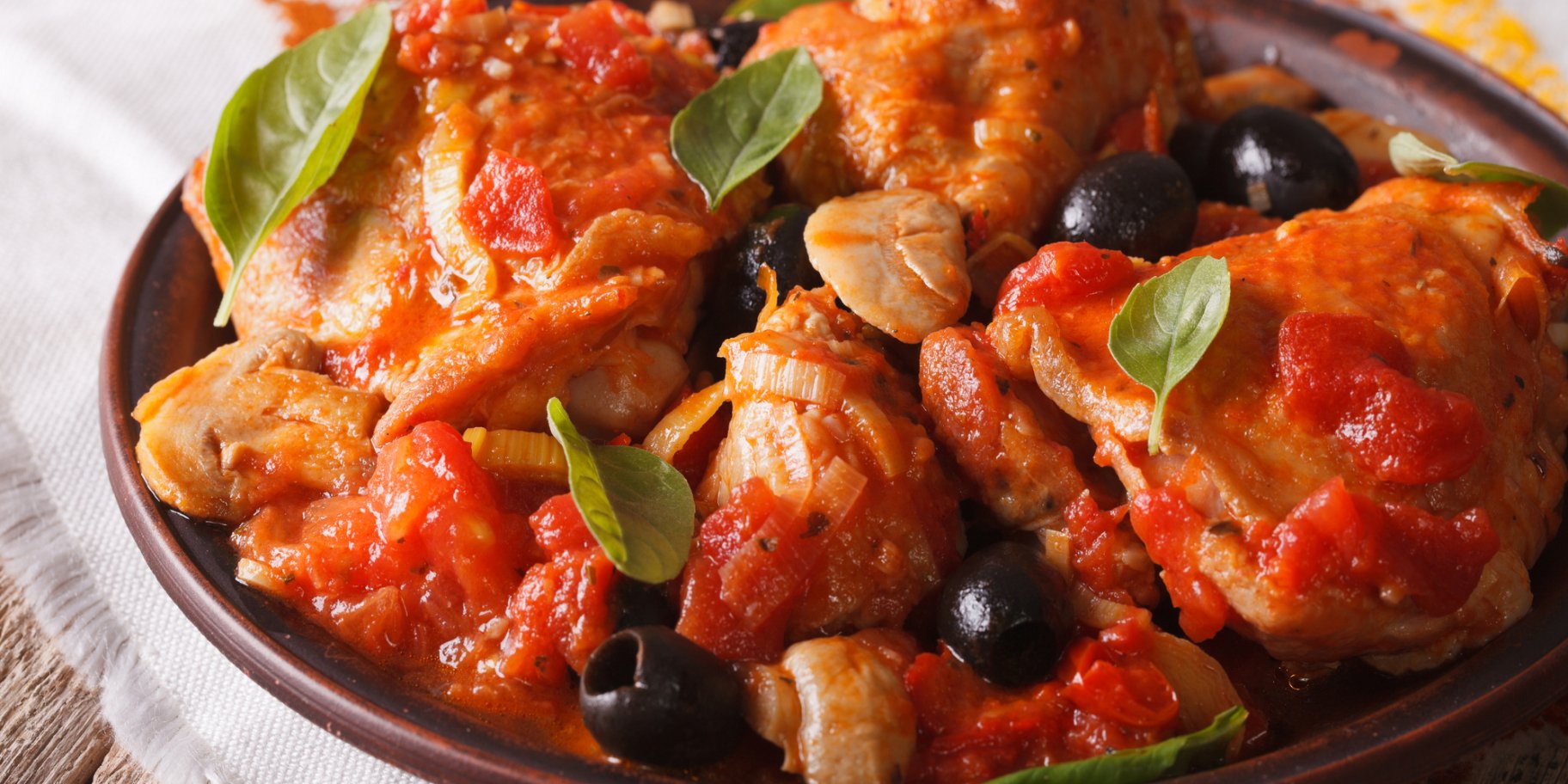 Куряче рагу з оливками і мигдалем