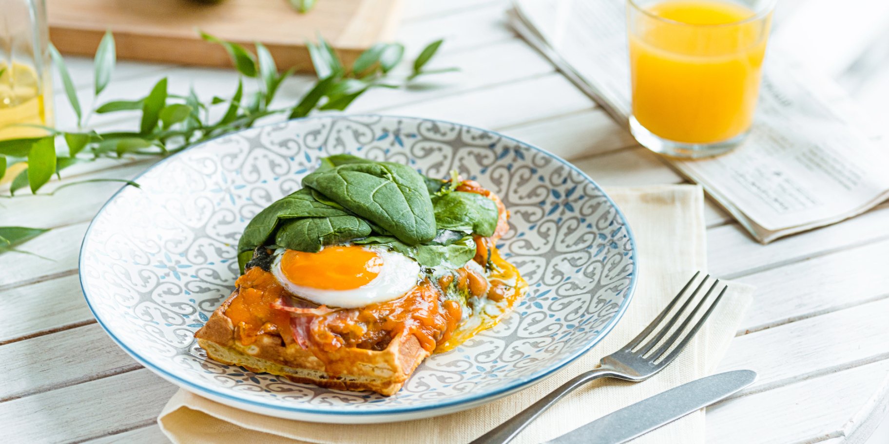 Вафлі з яєчнею і беконом