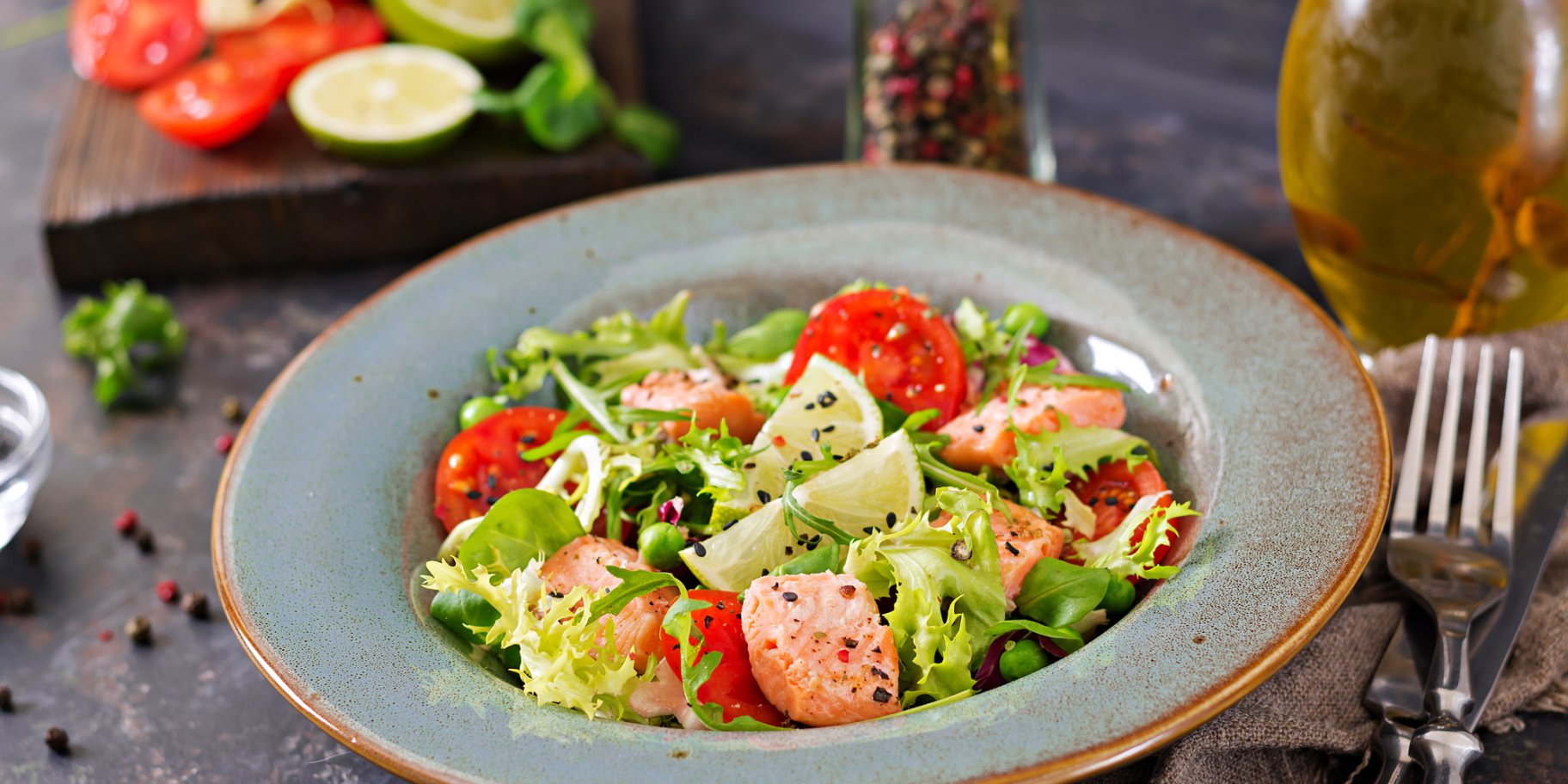 Салат з лососем і овочами