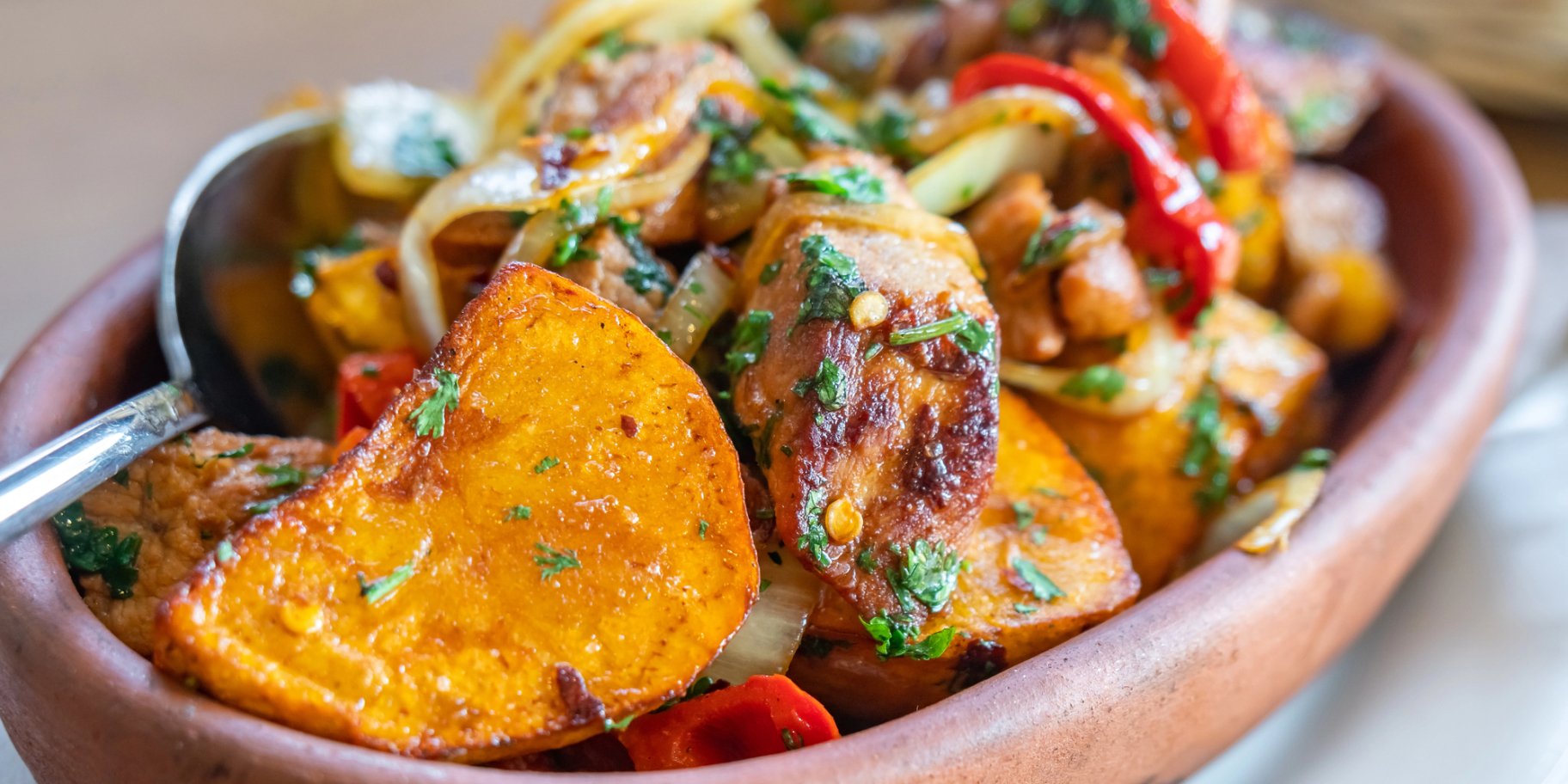 Смажена картопля з підчеревиною і овочами