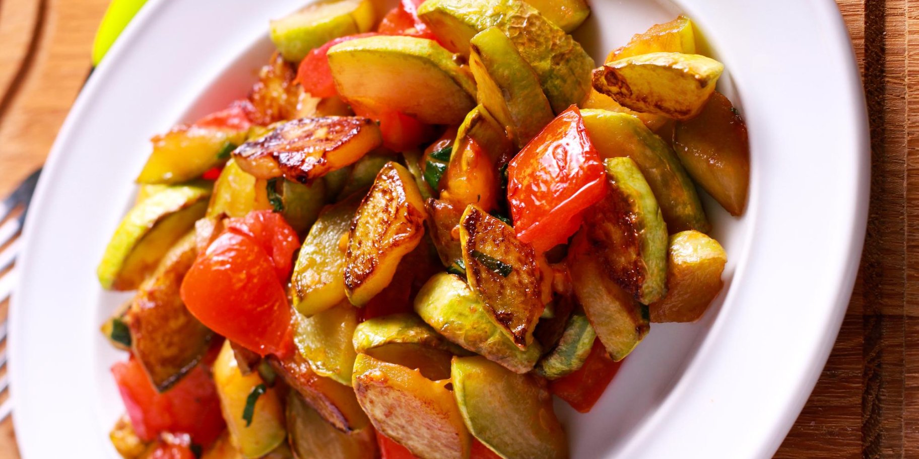 Теплий салат із цукіні та овочами