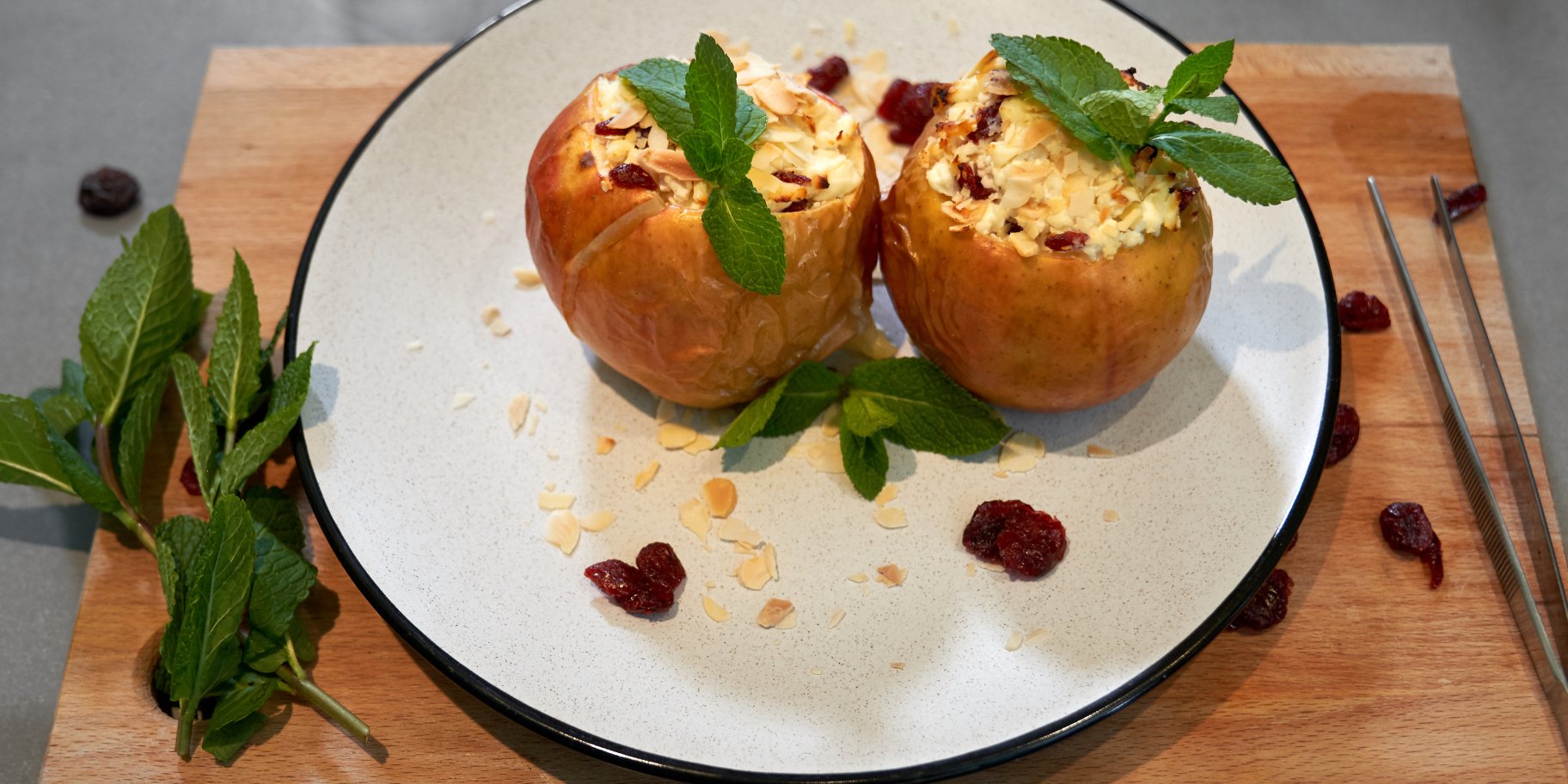 Запечені яблука з сиром