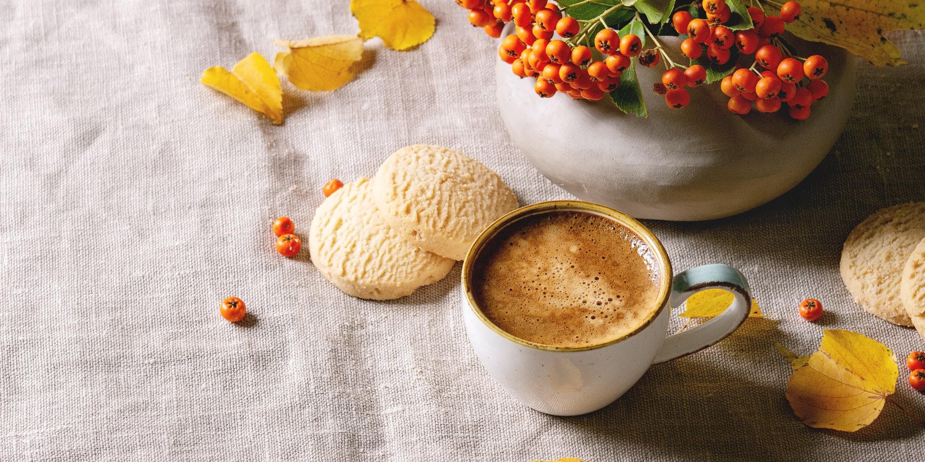 чашка кави. печиво, горобина