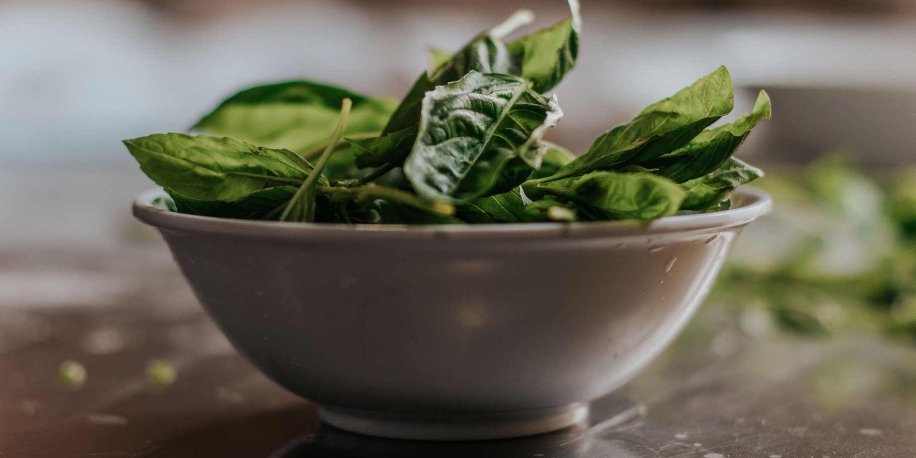 Шпинат на тарілці