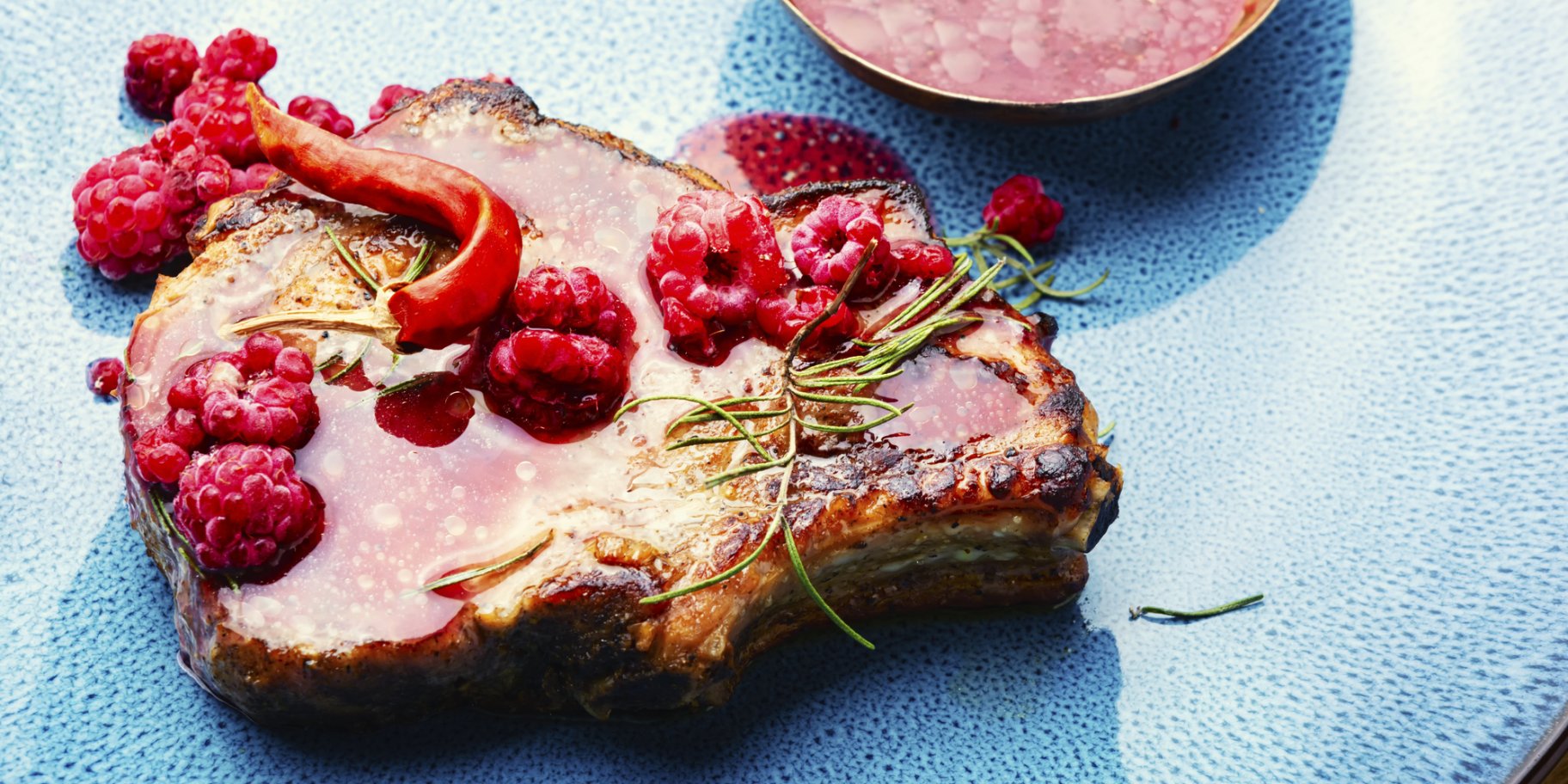 Отбивные под малиновым соусом: рецепт