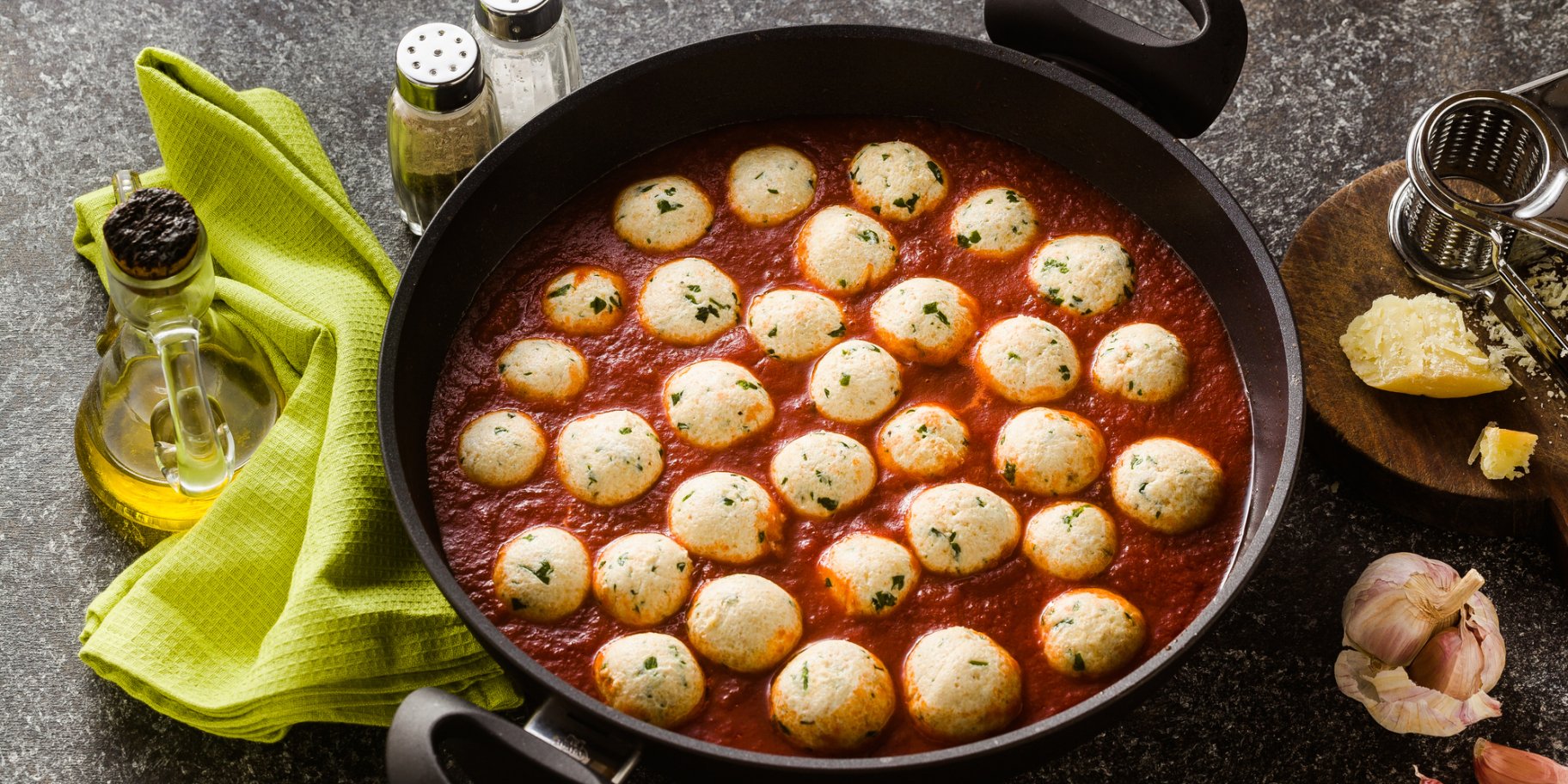 Сырные шарики в томатном соусе: рецепт