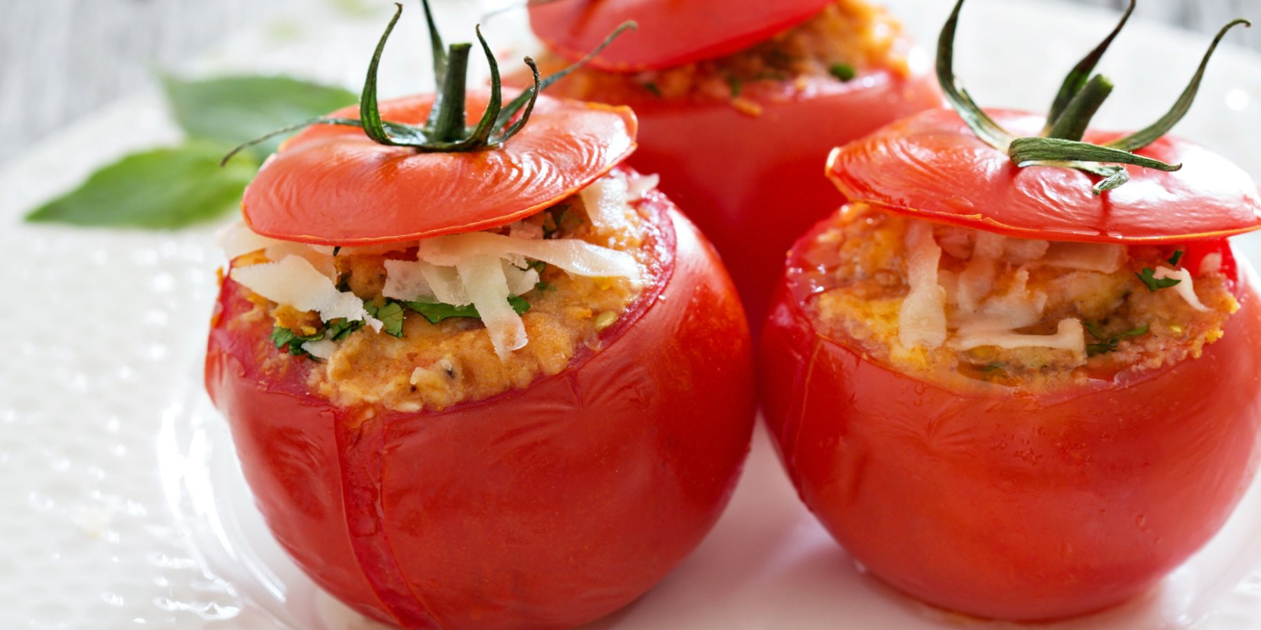 Фаршировані помідори з рисом і овочами