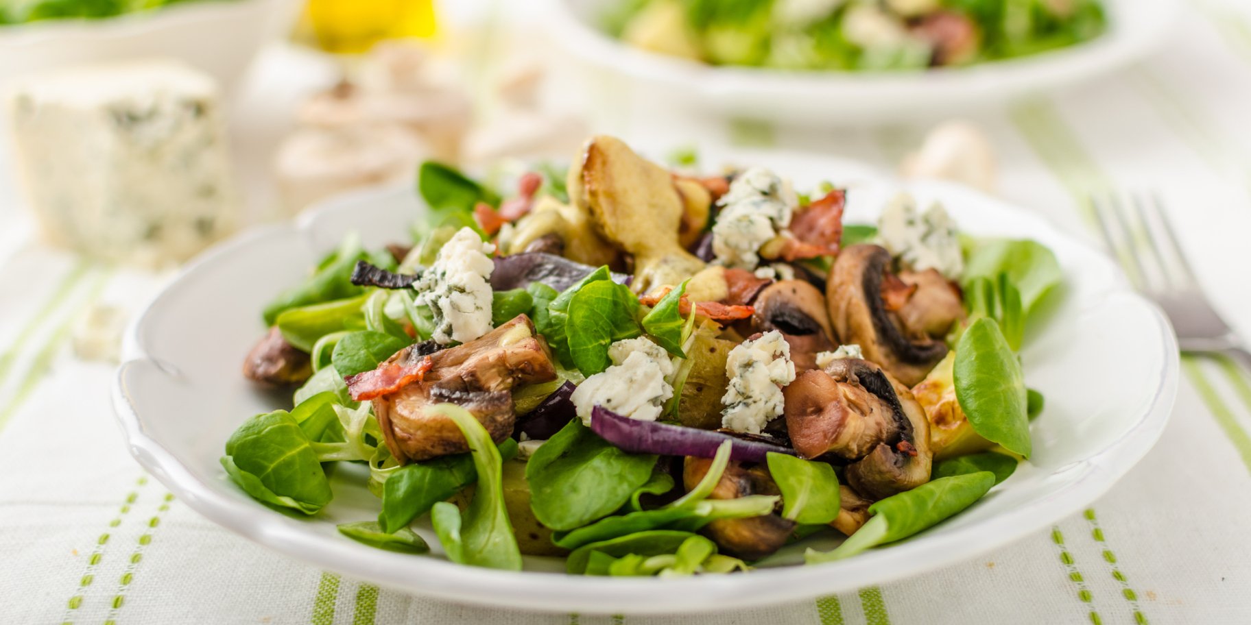 Теплый салат с молодым картофелем и голубым сыром